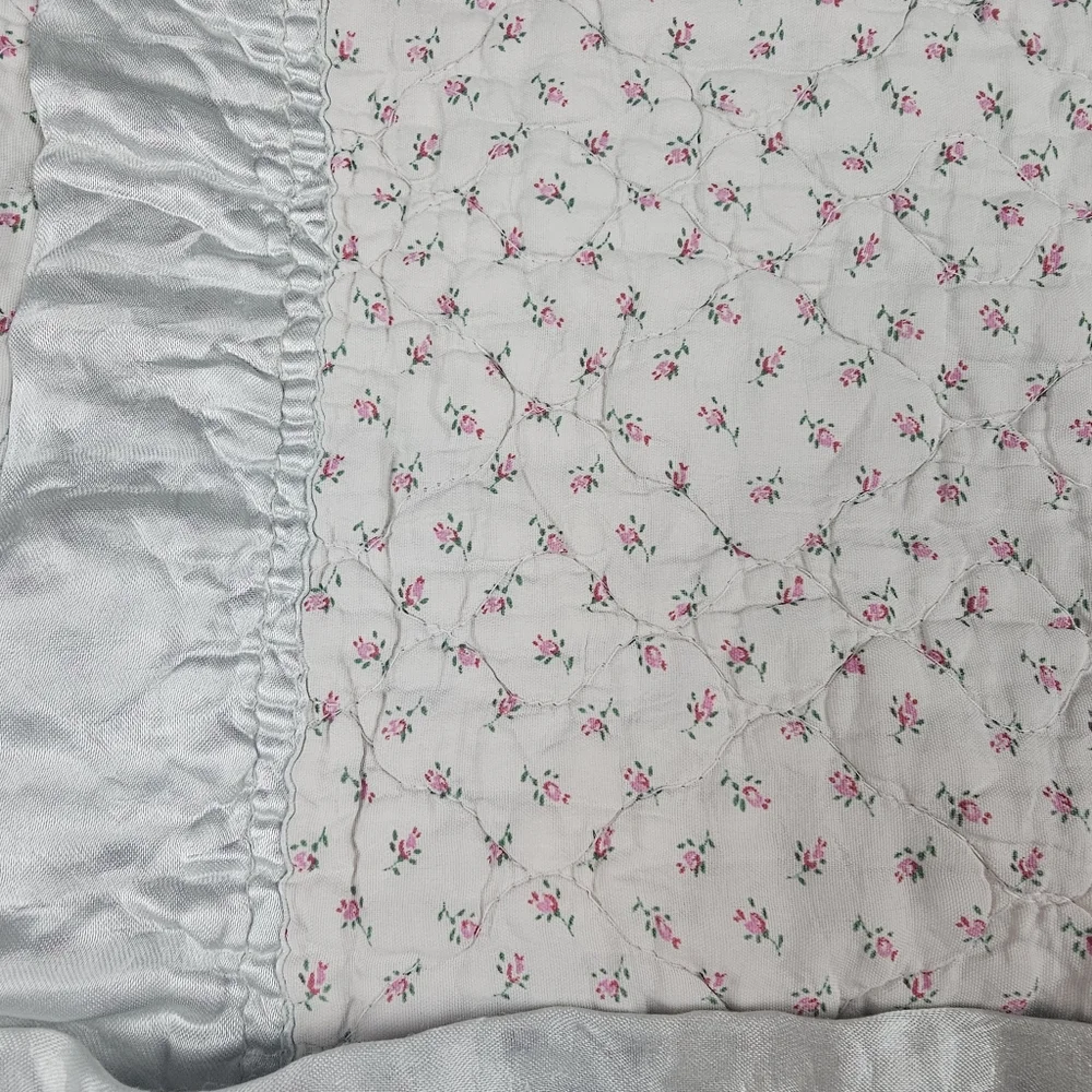 VTG Floral Quilted‎ Pink Rosebud Print Satin Ruffle Trim Blanket Baby Lovey READ